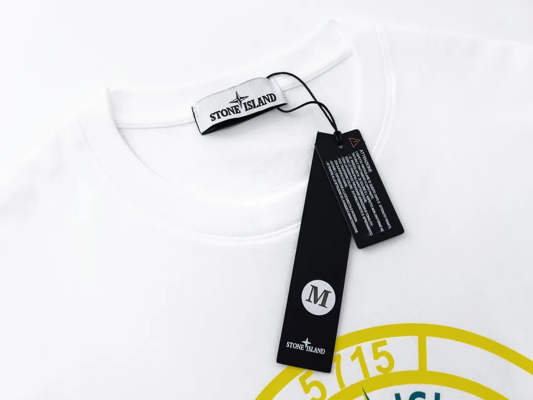 W631#P110💰 [Stone lsland/Stone Island summer new compass 5715 printed pattern short-sleeved T-shirt] ⚠️[Original creation with high control of details] - Made of 260 grams of combed cotton 32 count double yarn, soft and comfortable to the touch, sweat-absorbent and breathable. - Simple basic and versatile style, original quality, the first choice for couples. - Made in a large factory, four needles and five threads on the shoulder, neatly arranged, high quality workmanship. - Same style for men and women. Very versatile, one piece for everyone, details are clearly visible. Color: Black White Size: M L